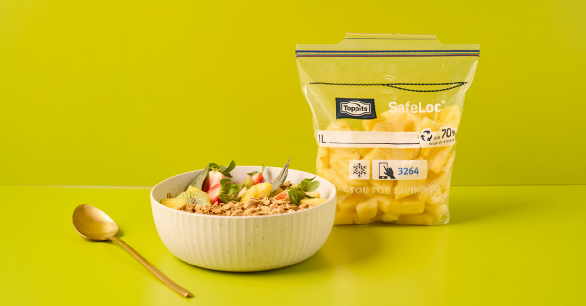 Betterave rouge coupée au couteau sur une planche en bois