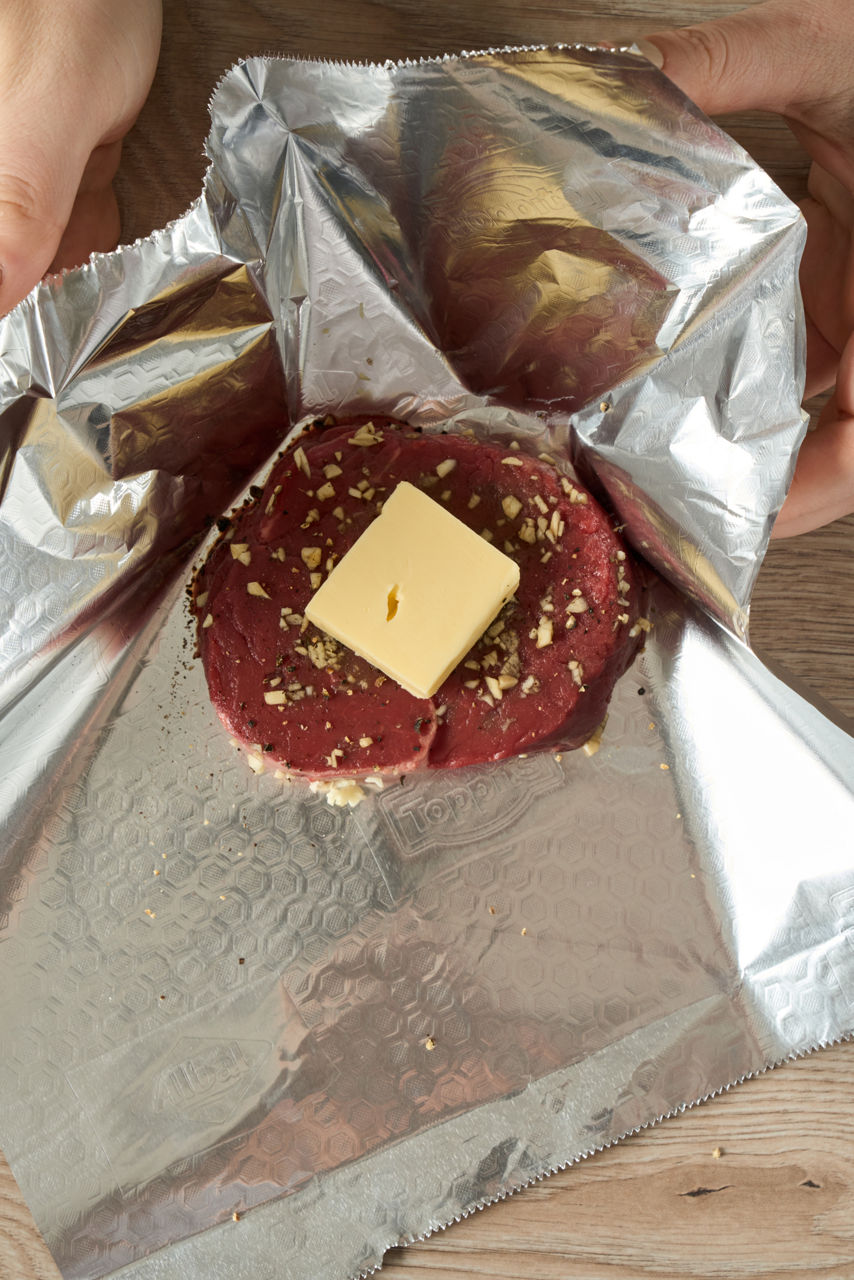 Betterave rouge coupée au couteau sur une planche en bois