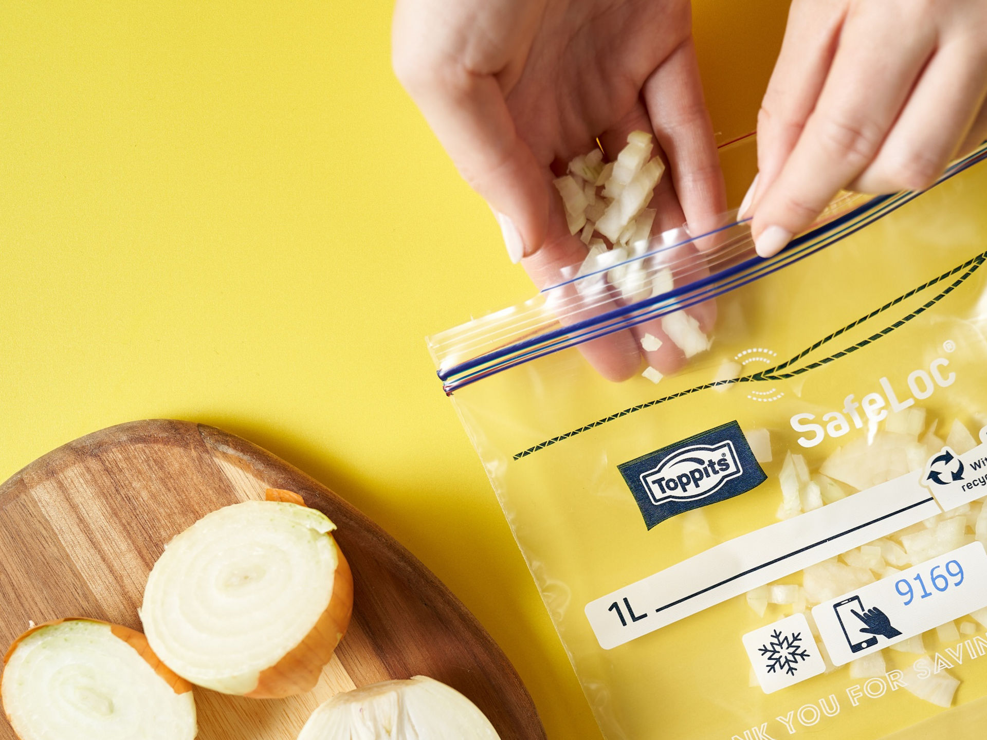 Kleingeschnittene Zwiebeln werden in einen Toppits SafeLoc Beutel zum Einfrieren gefüllt.