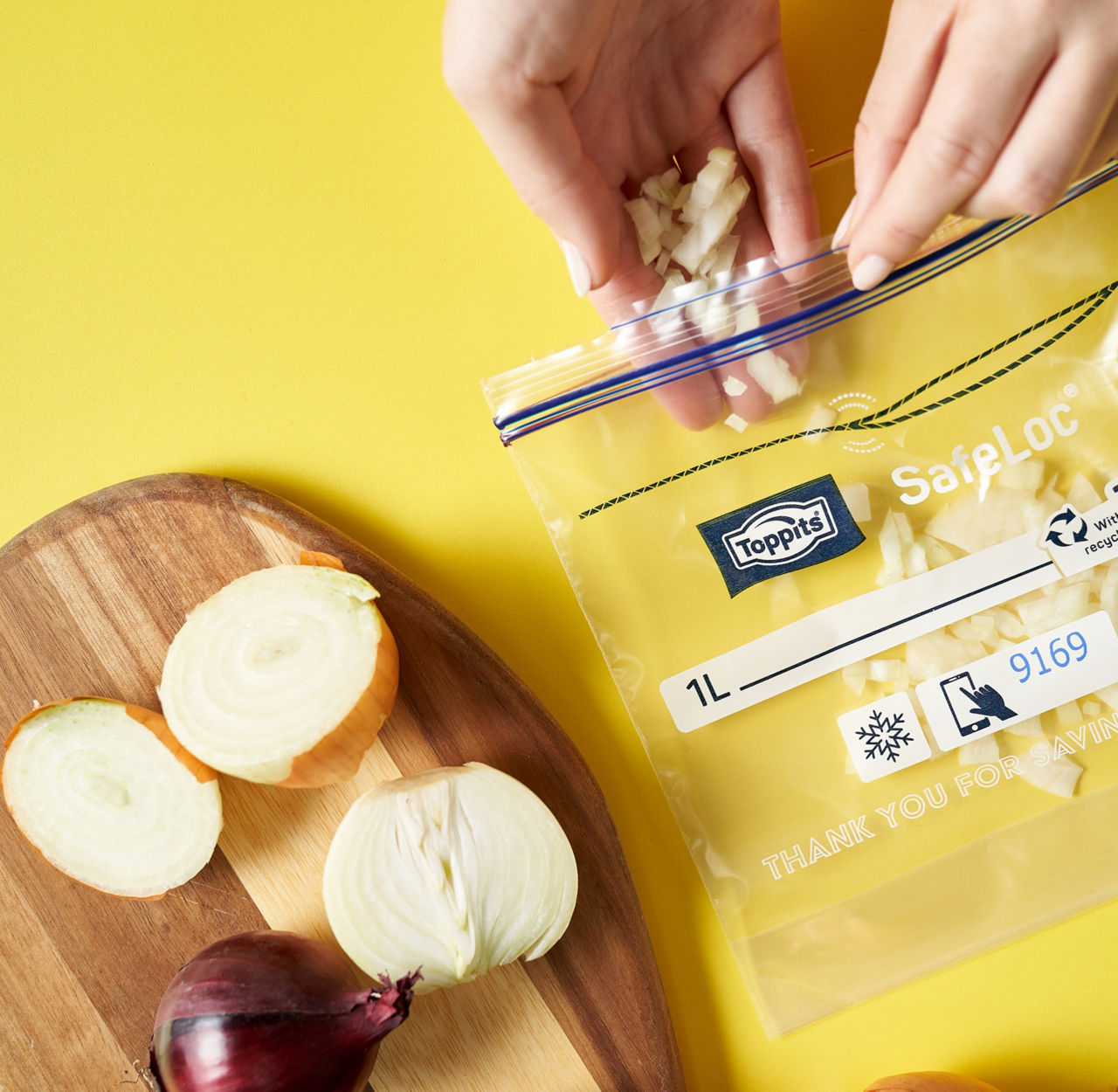 Épluchez les oignons sur une planche et coupez-les en petits morceaux dans une main.