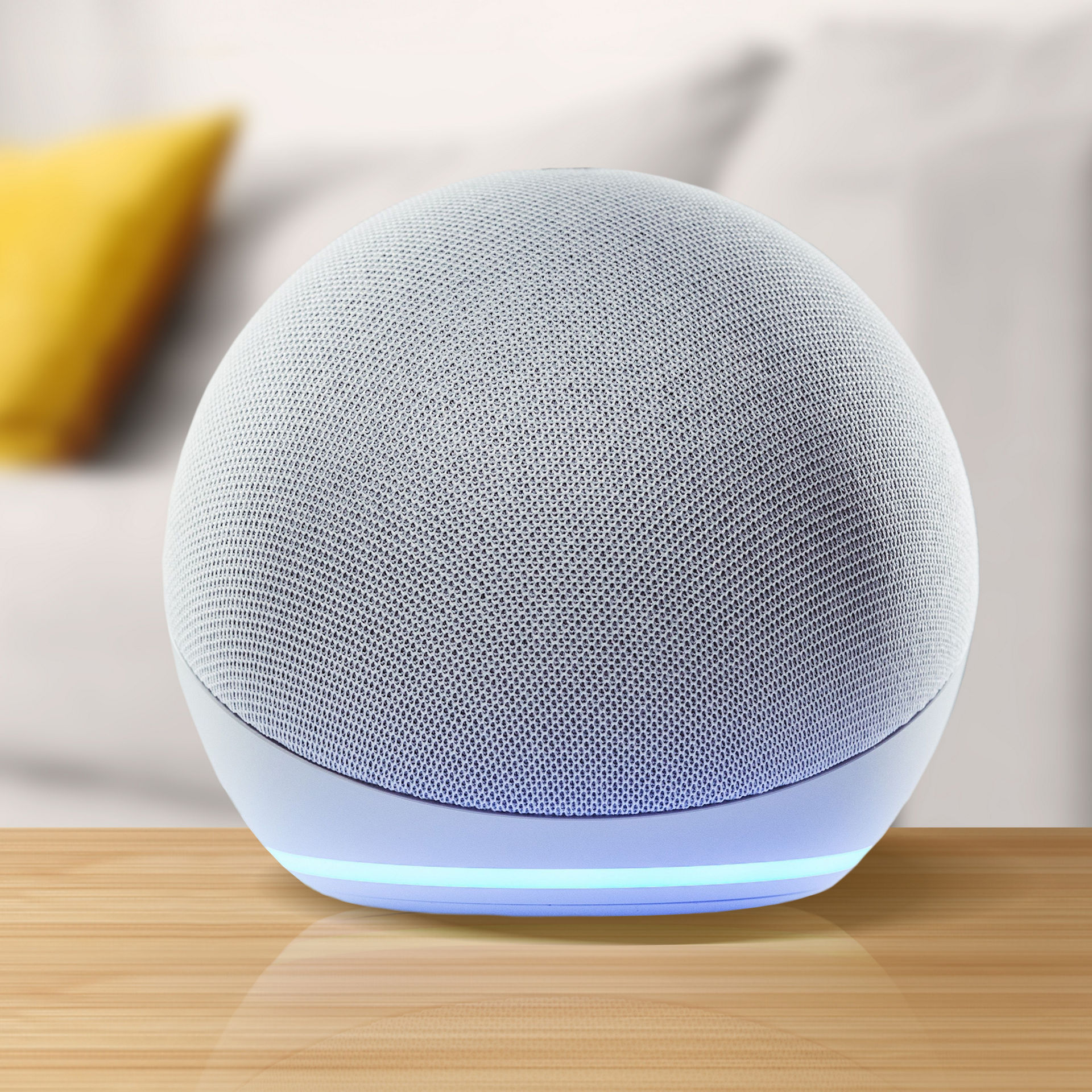 Amazon Echo Dot steht auf einem Couchtisch