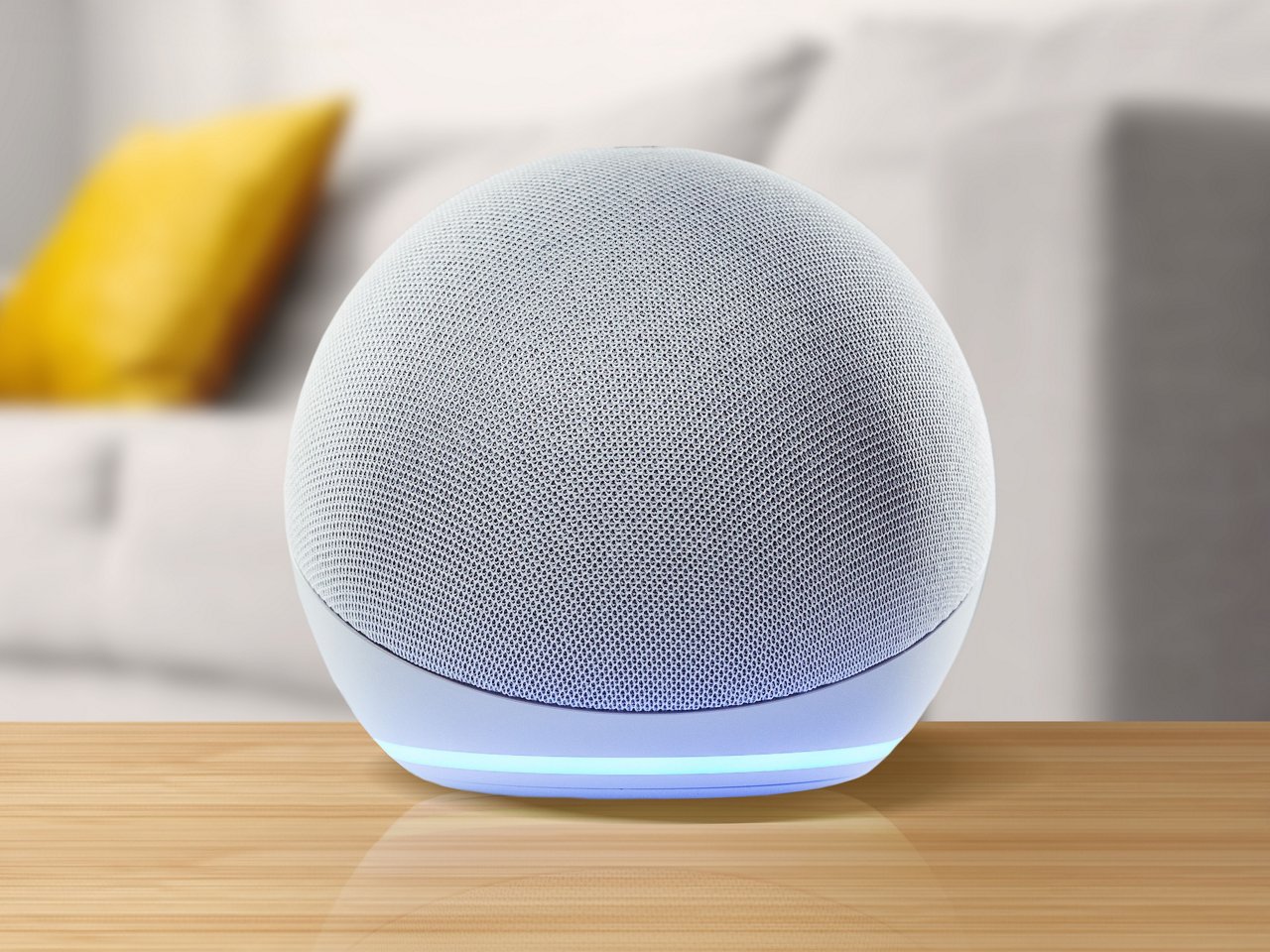 Amazon Echo Dot steht auf einem Couchtisch