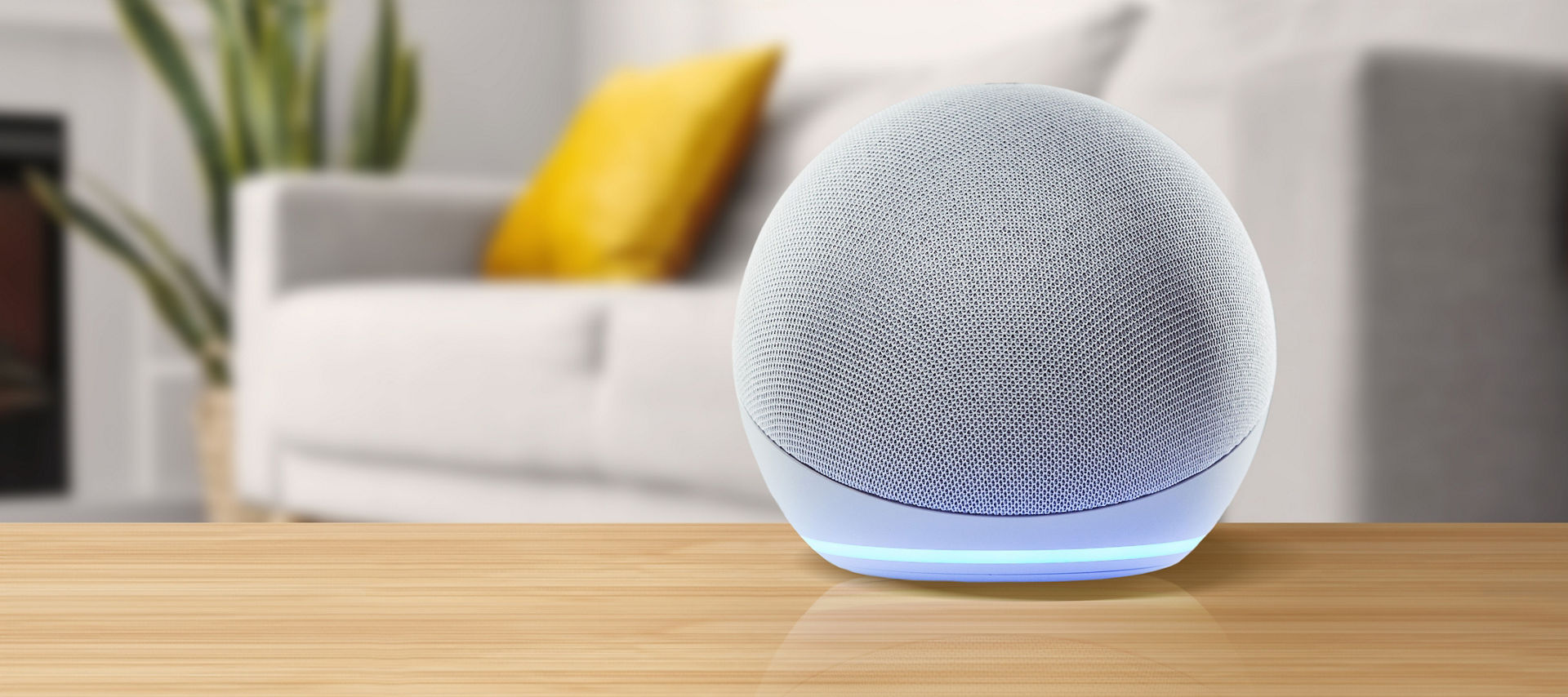 Amazon Echo Dot steht auf einem Couchtisch