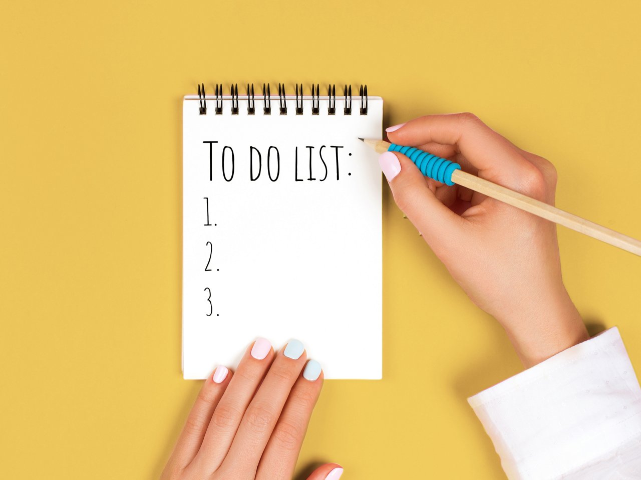 Person schreibt eine To-Do-Liste