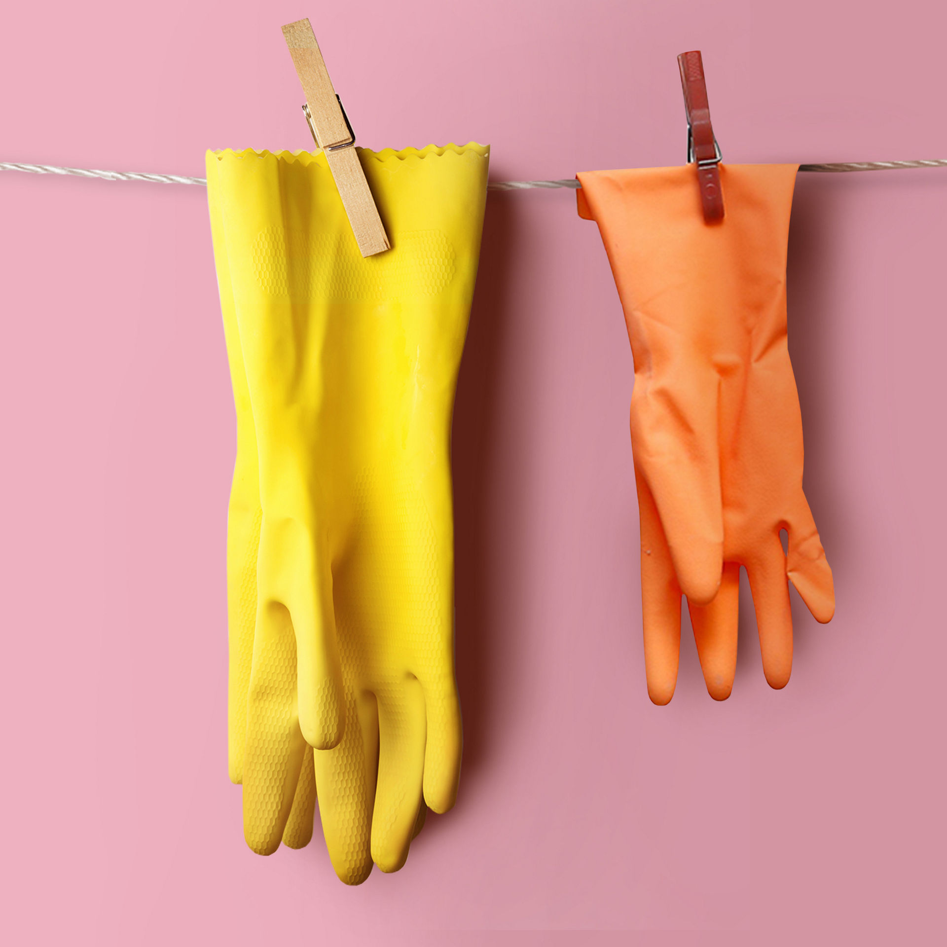 Putzhandschuhe hängen an einer Wäscheleine