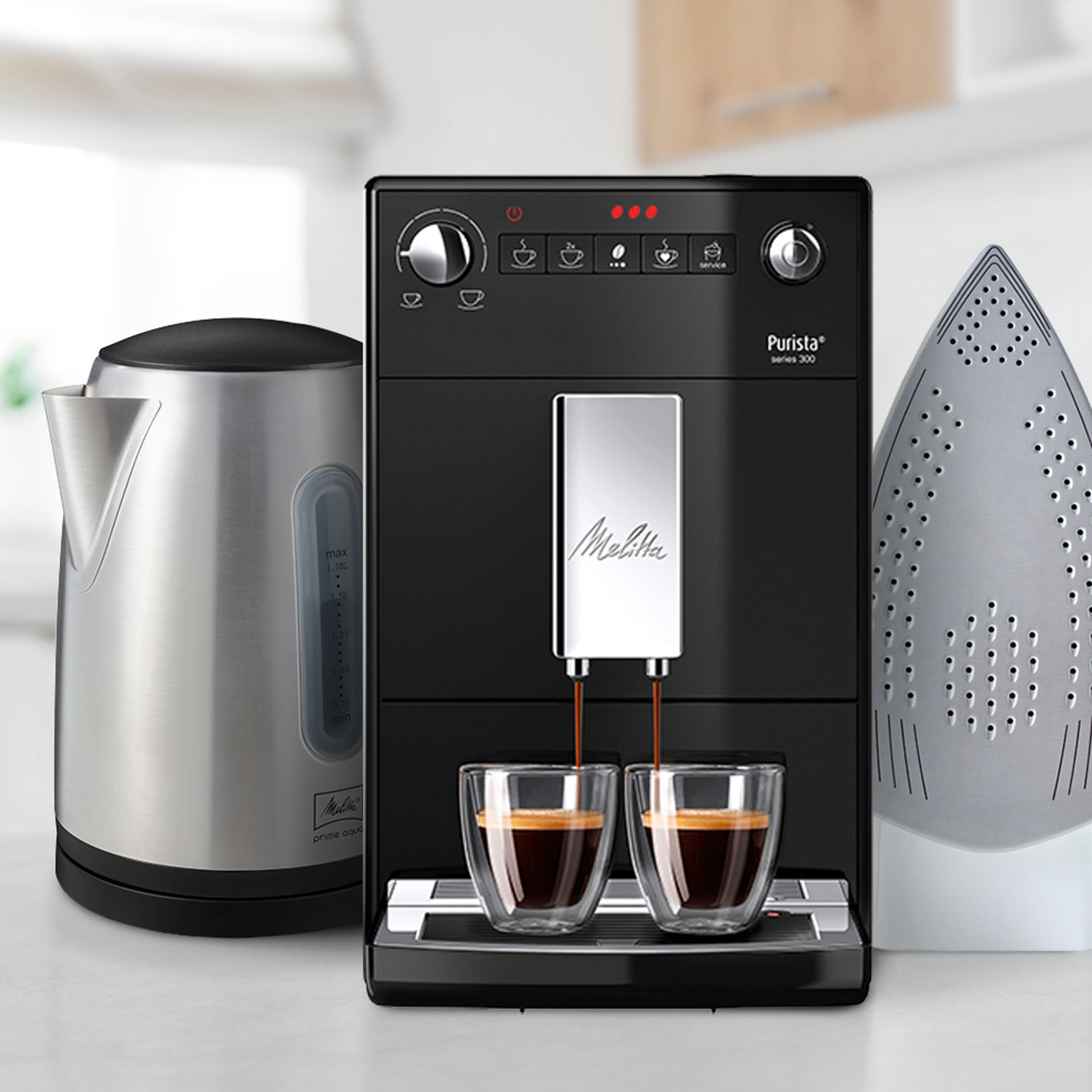 Melitta Wasserkocher, Melitta Kaffeevollautomat und Bügeleisen stehen auf einem Küchentresen