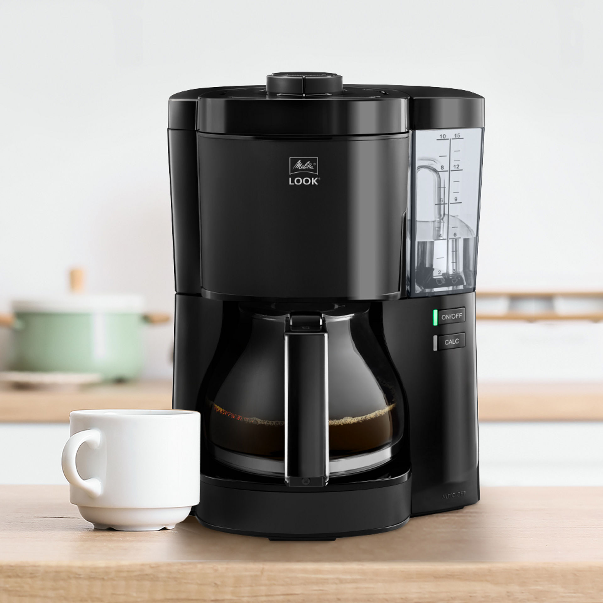 Melitta Filterkaffeemaschine und Kaffeetasse stehen auf einem Küchentresen