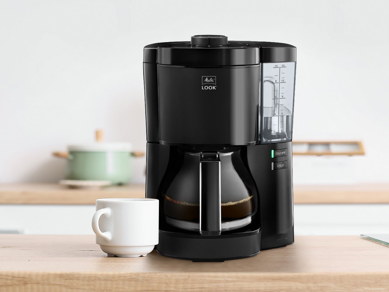 Melitta Filterkaffeemaschine und Kaffeetasse stehen auf einem Küchentresen