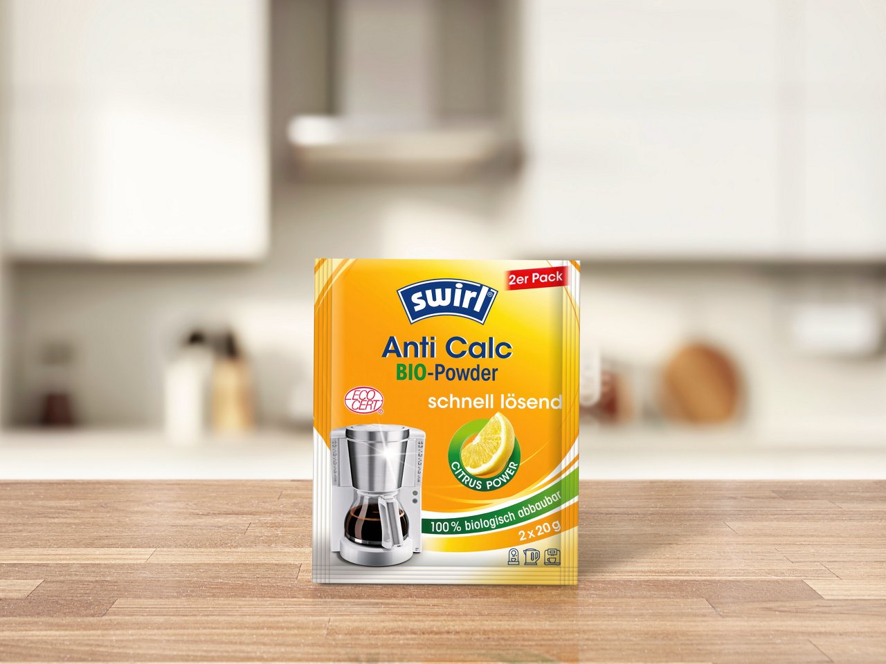 Swirl Anti Calc Bio-Powder Packung steht auf einem Küchentresen