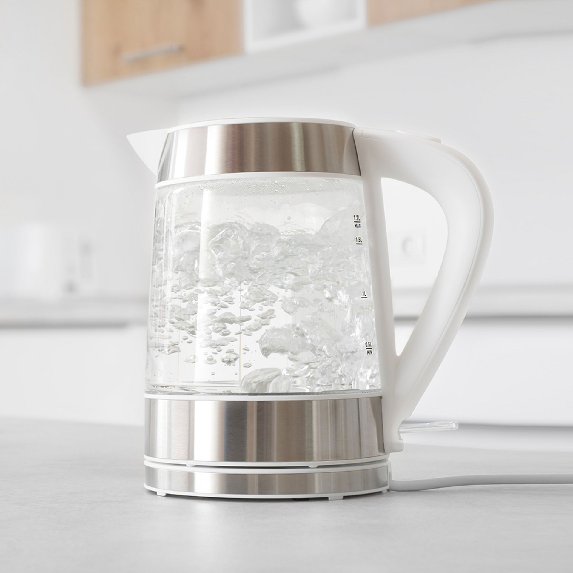 Kochender Wasserkocher steht auf einem Küchentresen