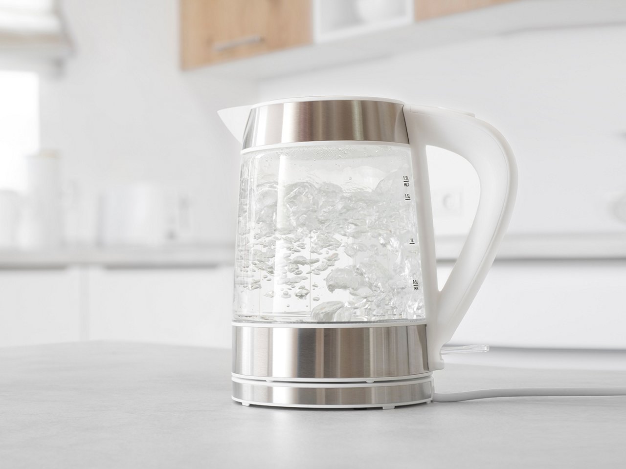 Kochender Wasserkocher steht auf einem Küchentresen