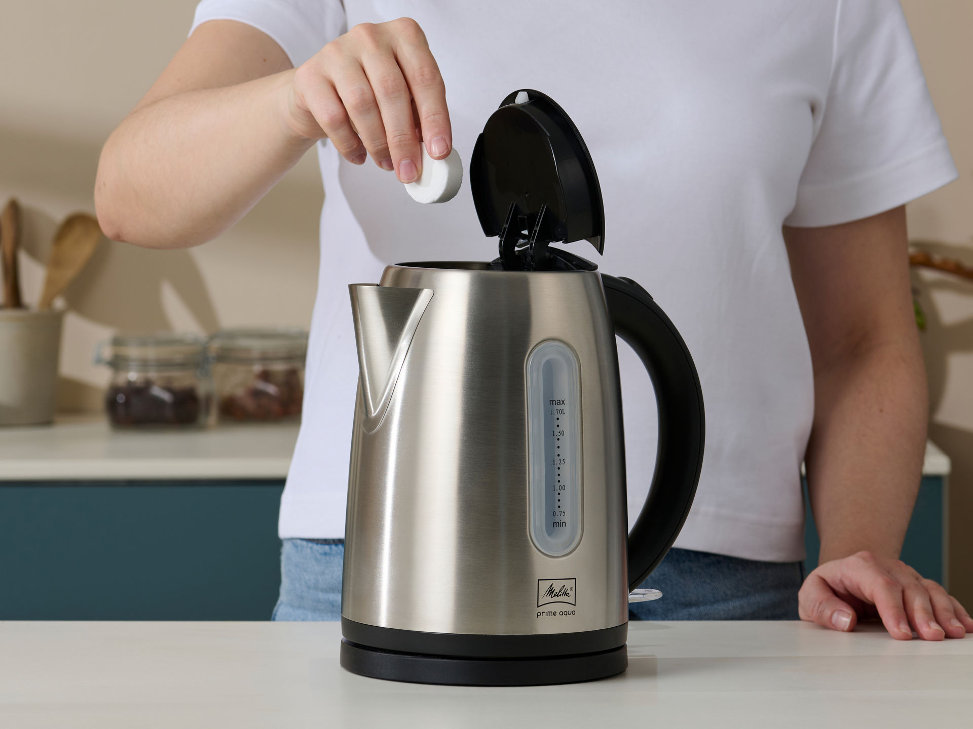 Person entkalkt Melitta Wasserkocher mit Swirl Anti Calc Tabs