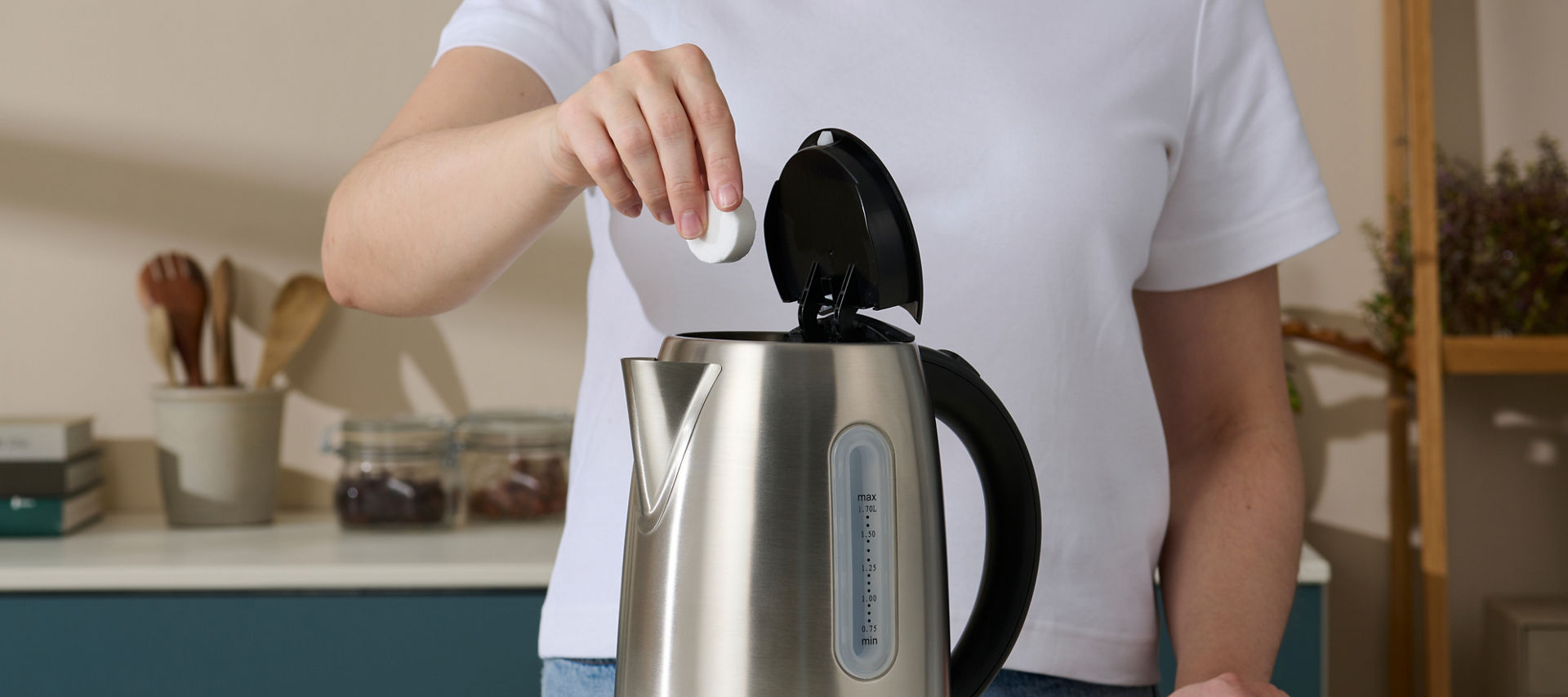 Person entkalkt Melitta Wasserkocher mit Swirl Anti Calc Tabs