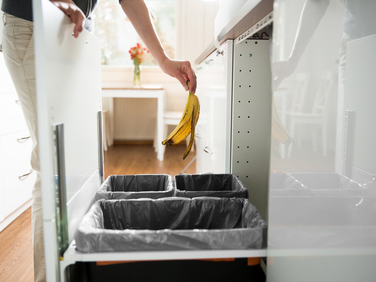 Bananenschale wird in integriertem Abfalltrennsystem entsorgt
