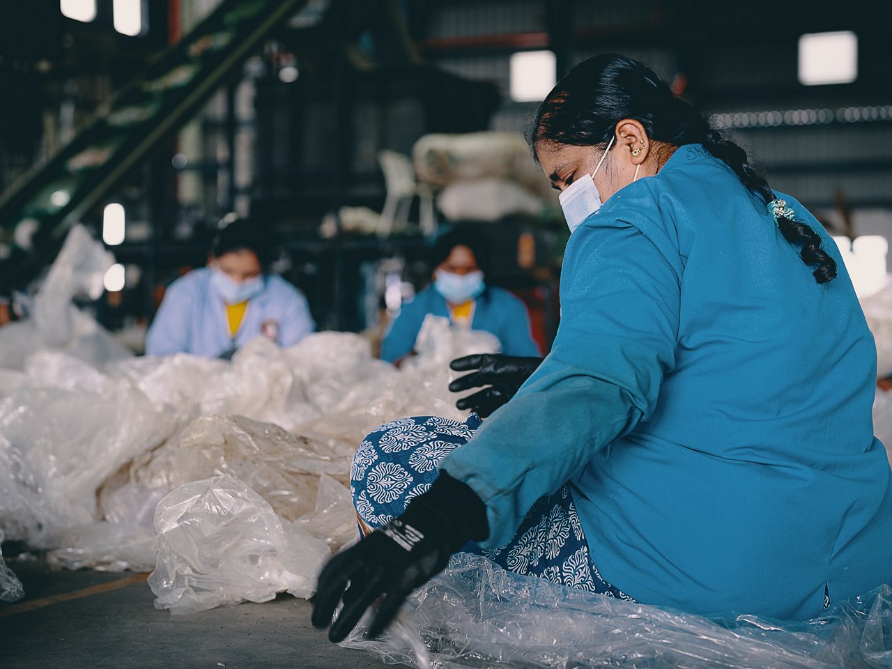 Frauen sortieren altes Plastik in Recycling-Werk