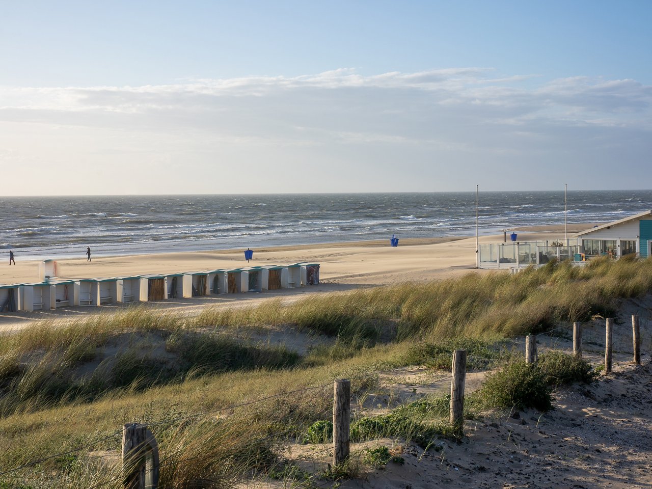 Landschaft aus Meer, Sandstrand und Dühnen