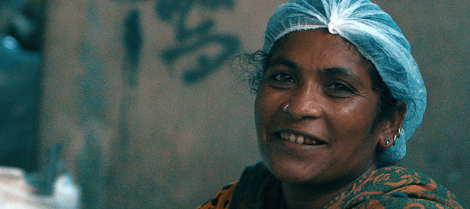 Frau in Recycling-Werk schaut in die Kamera