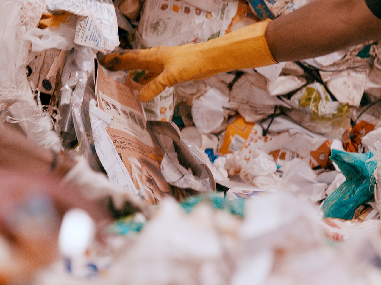 Berg an altem Plastik vor der Weiterverarbeitung