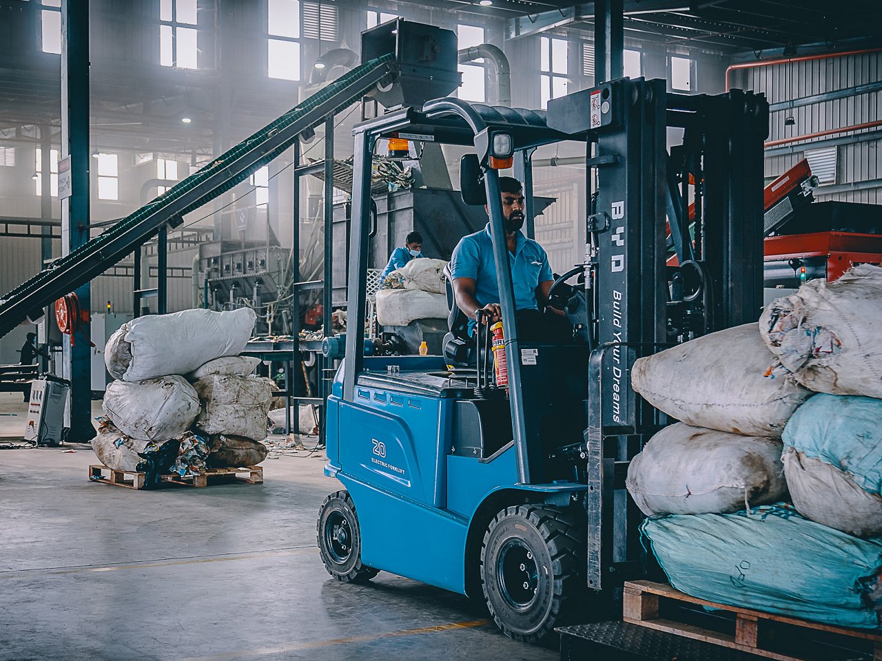 Gabelstabler transportiert Plastik in Recycling-Werk