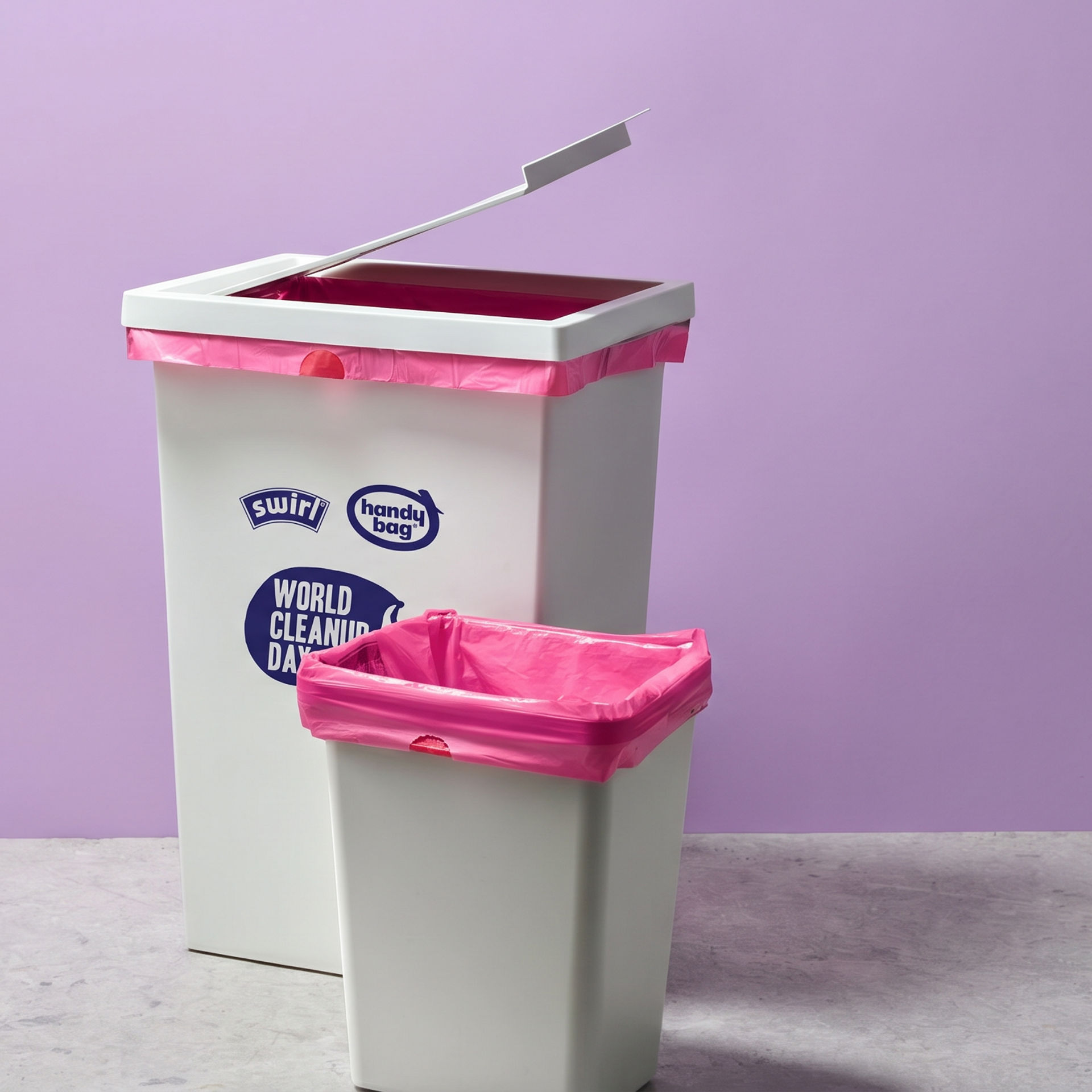 Zwei weiße Mülleimer mit pinken Müllbeuteln auf heller Fläche vor lila Hintergrund