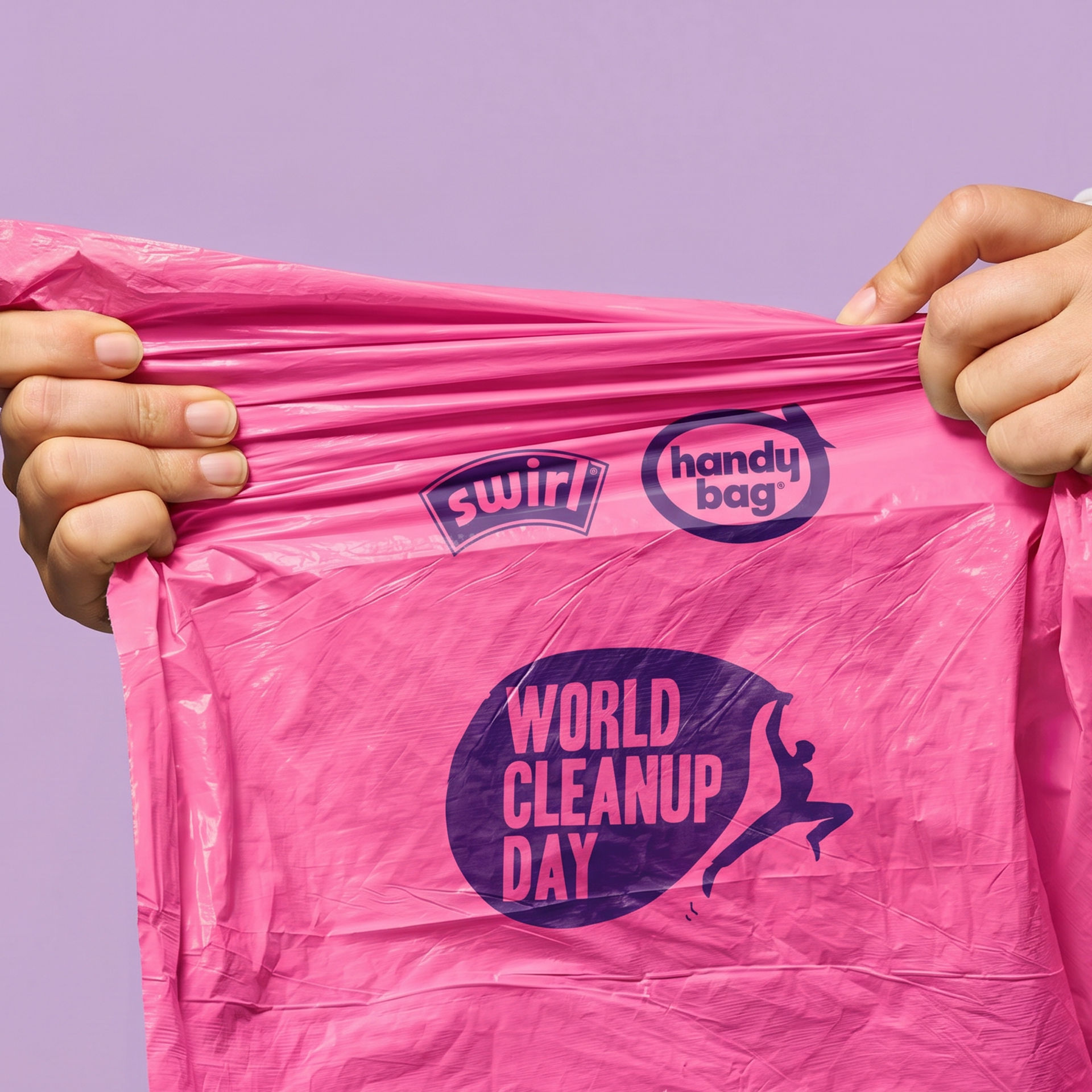 Hände öffnen einen pinken World-Cleanup-Day-Müllbeutel vor lila Hintergrund 