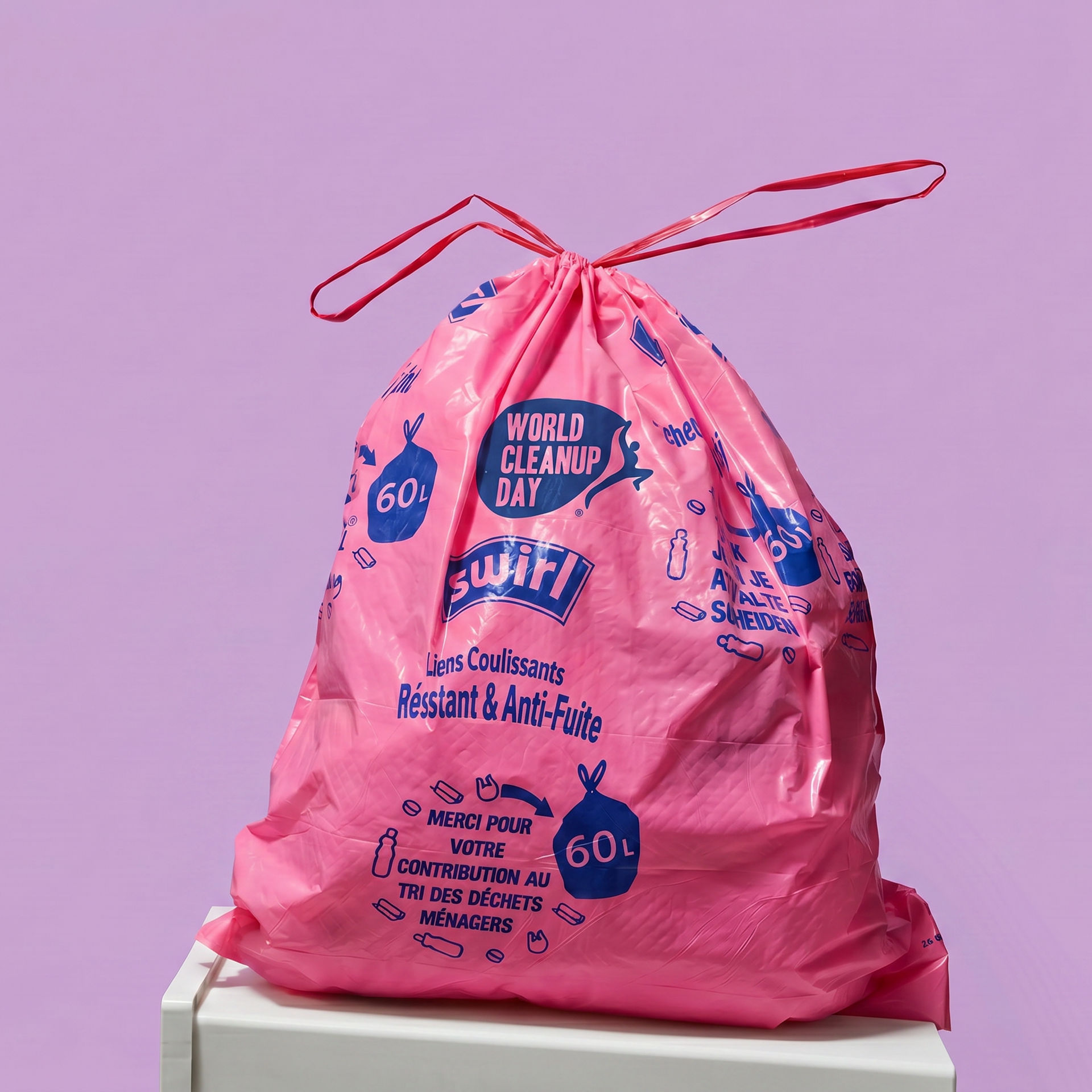 Gefüllter pinker World-Cleanup-Day-Müllbeutel auf einem weißen Mülleimer vor lila Hintergrund