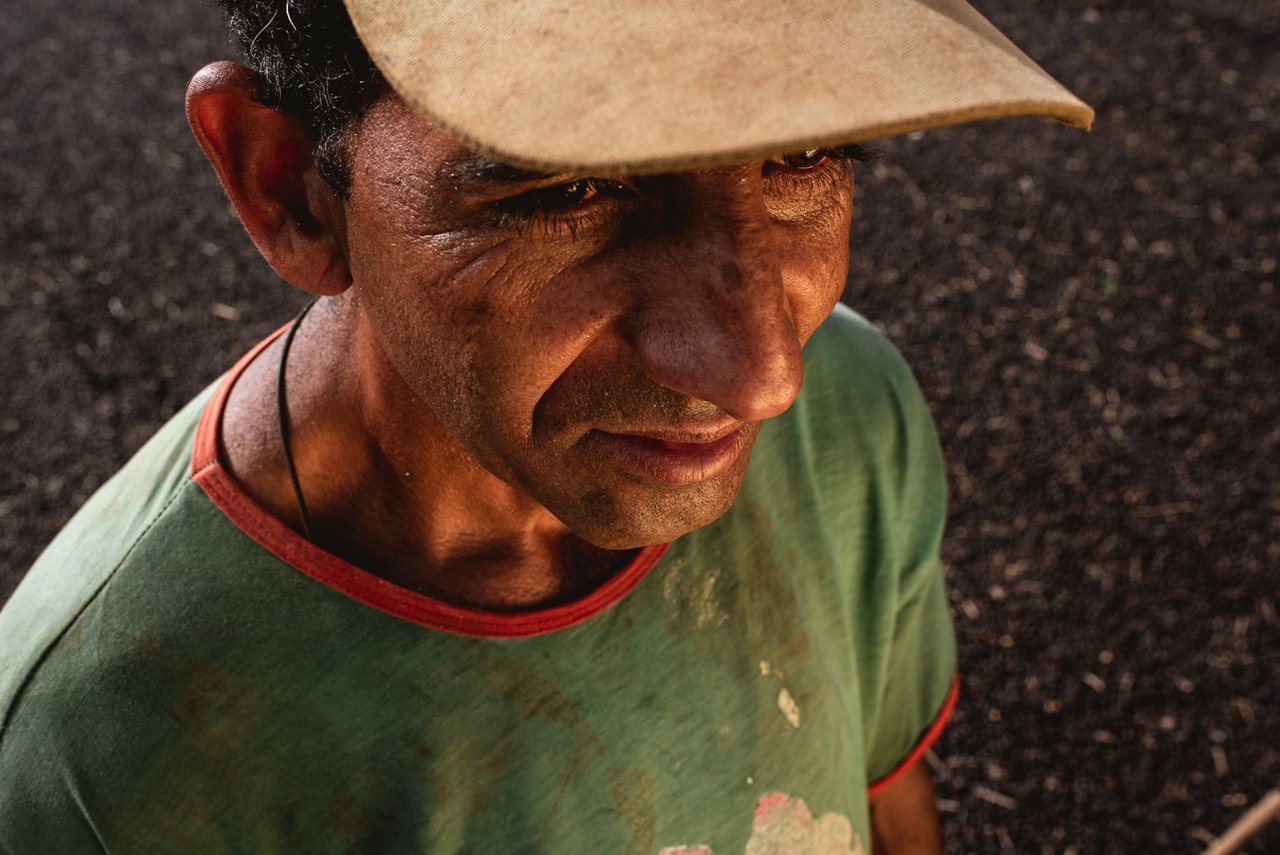Portrait von Kaffeefarmer mit Cappy in Brasilien