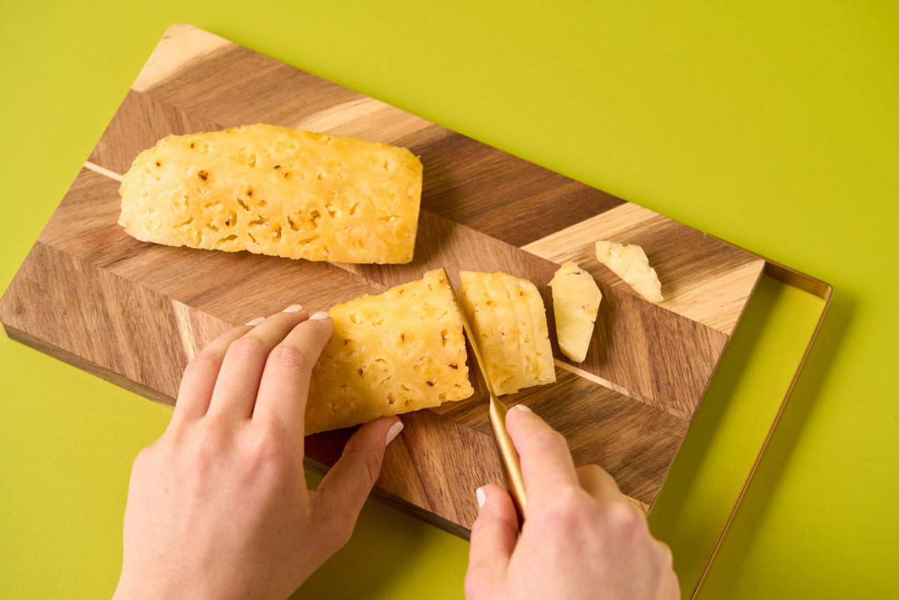 Betterave rouge coupée au couteau sur une planche en bois