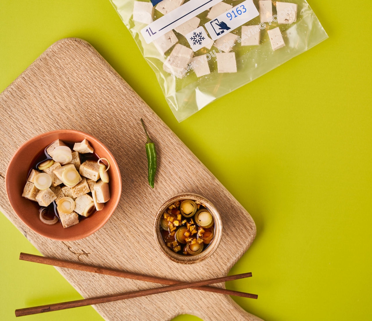 Betterave rouge coupée au couteau sur une planche en bois