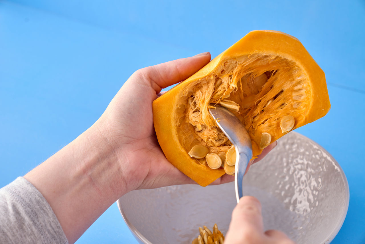 Betterave rouge coupée au couteau sur une planche en bois