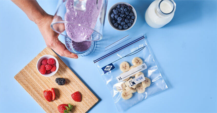 Betterave rouge coupée au couteau sur une planche en bois