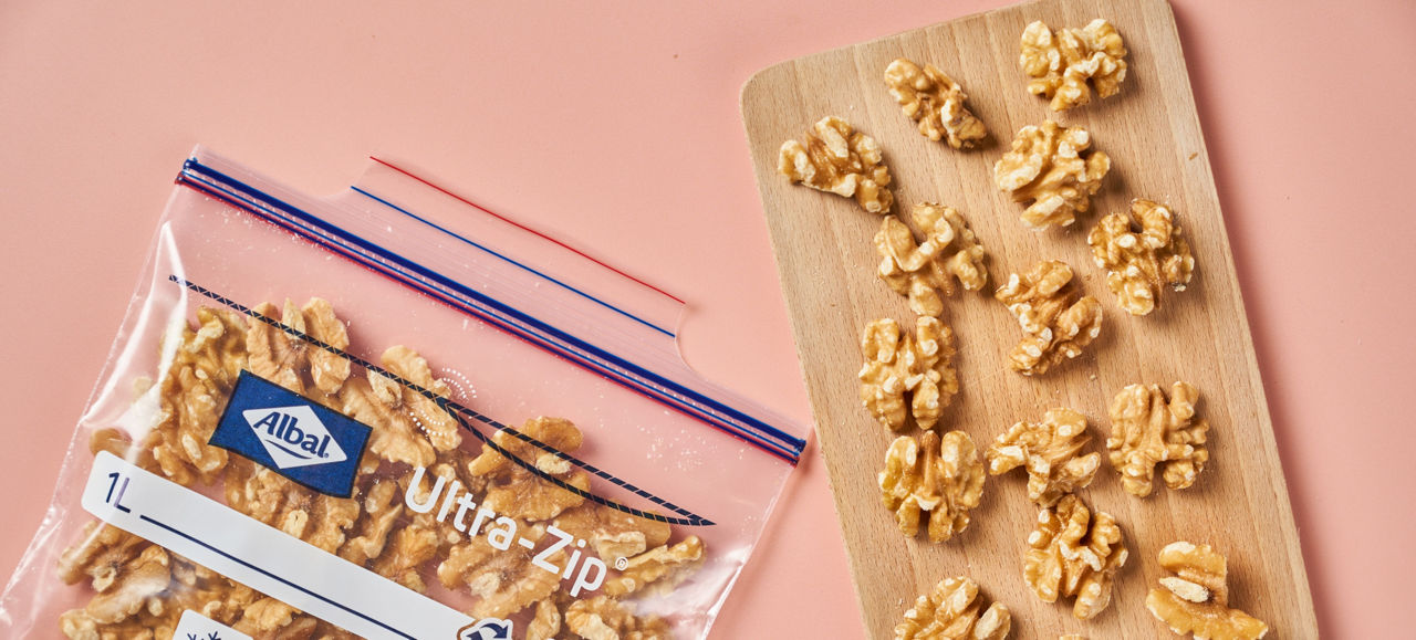 Betterave rouge coupée au couteau sur une planche en bois