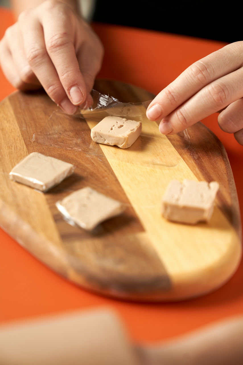 Betterave rouge coupée au couteau sur une planche en bois