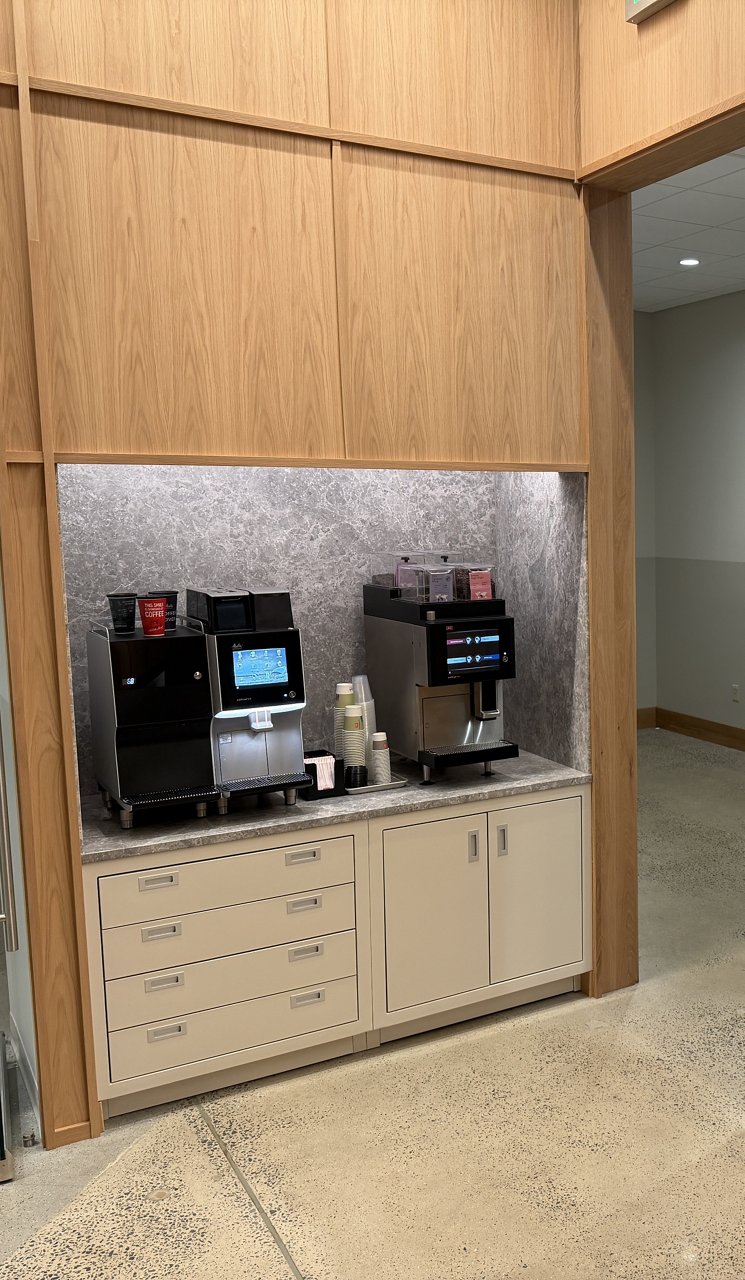 Zwei Kaffeemaschinen stehen in einer Schranknische