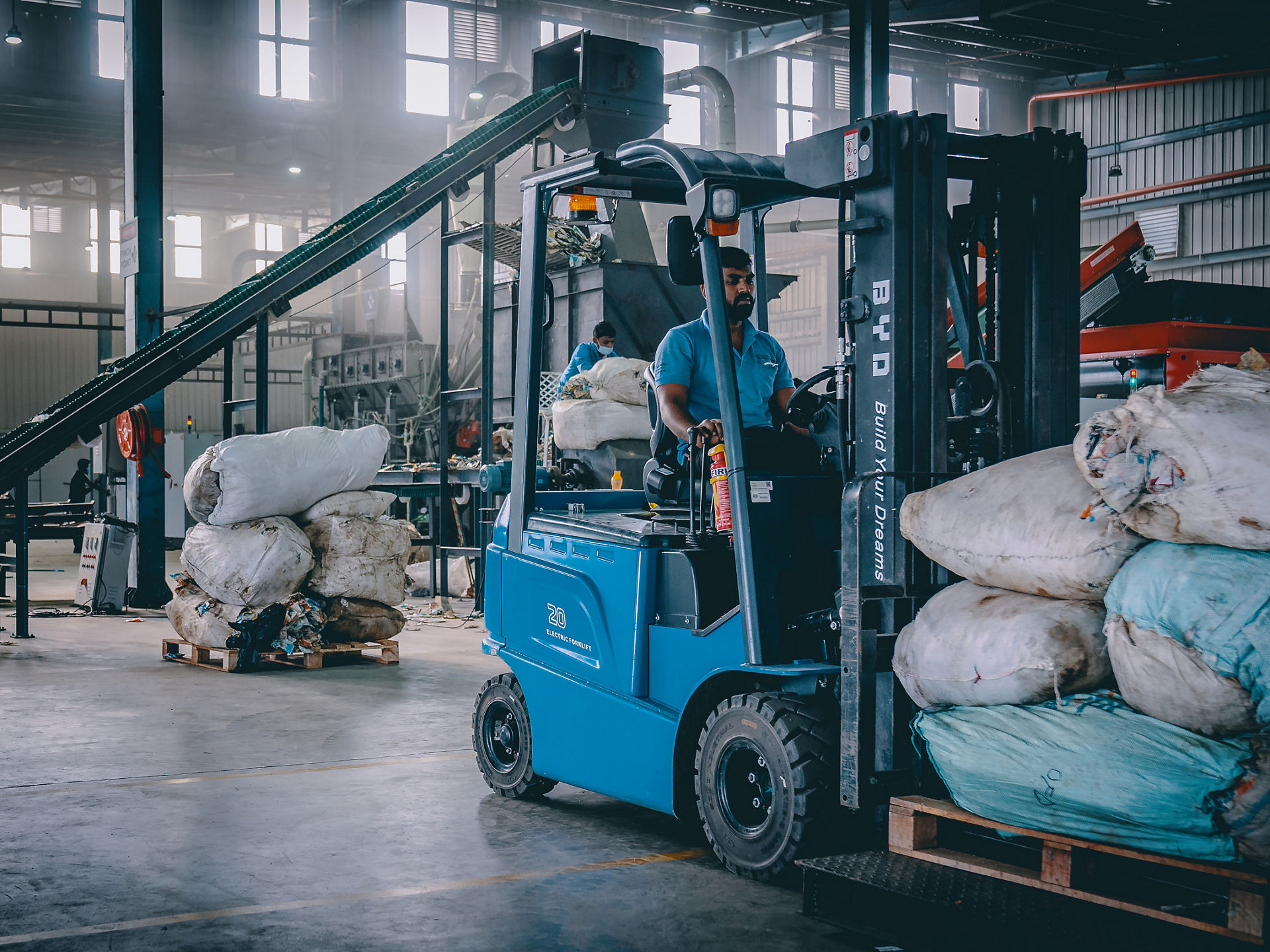Gabelstabler transportiert Plastik in Recycling-Werk