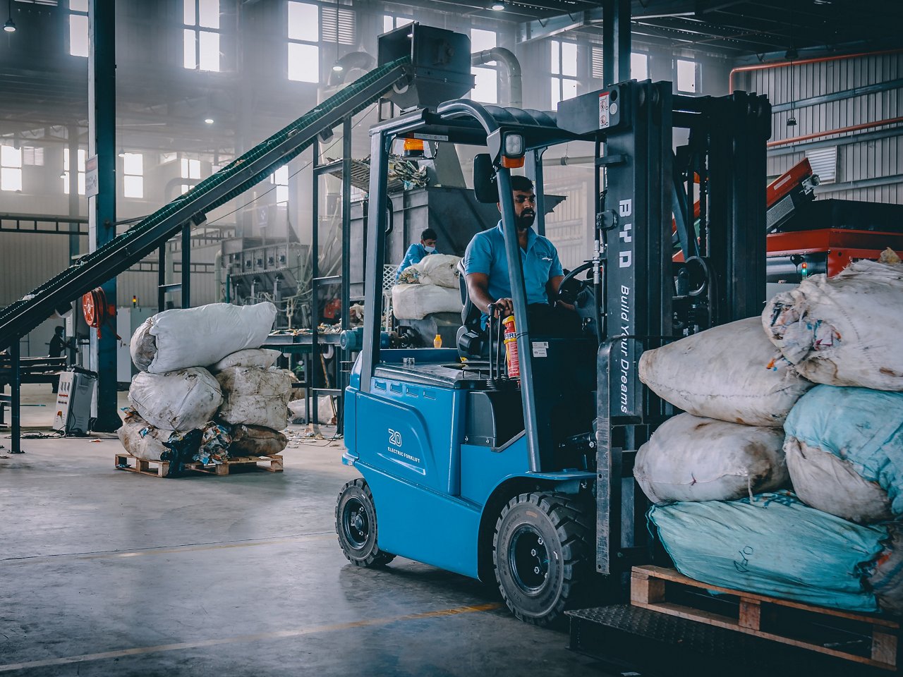 Gabelstabler transportiert Plastik in Recycling-Werk