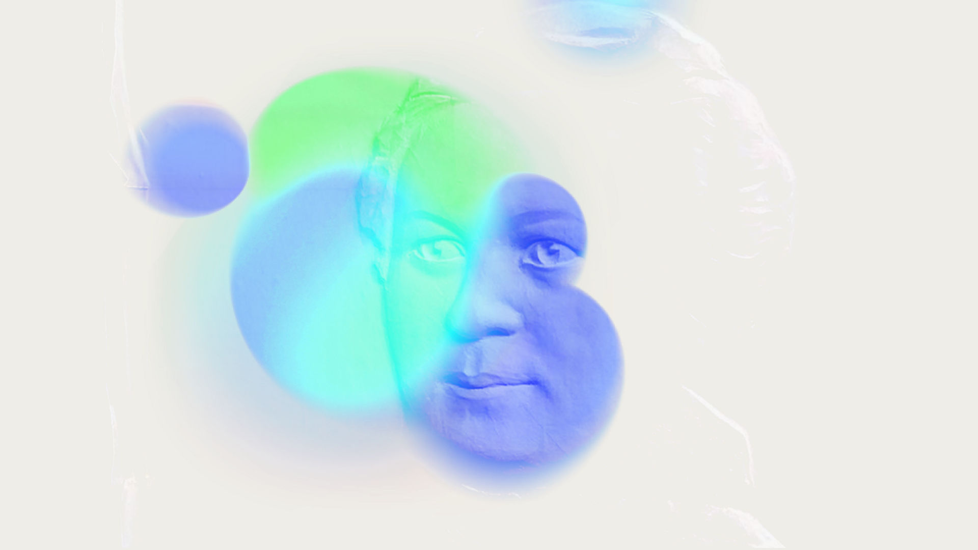 Melitta Bentz in Weiß mit blauen Kreisen