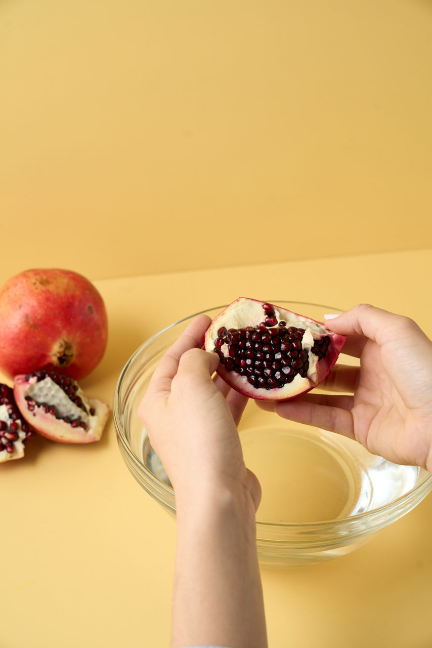 Betterave rouge coupée au couteau sur une planche en bois