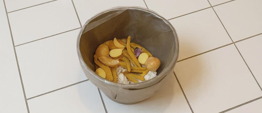 Cubo de residuos orgánicos Handybag lleno de peladuras de verduras