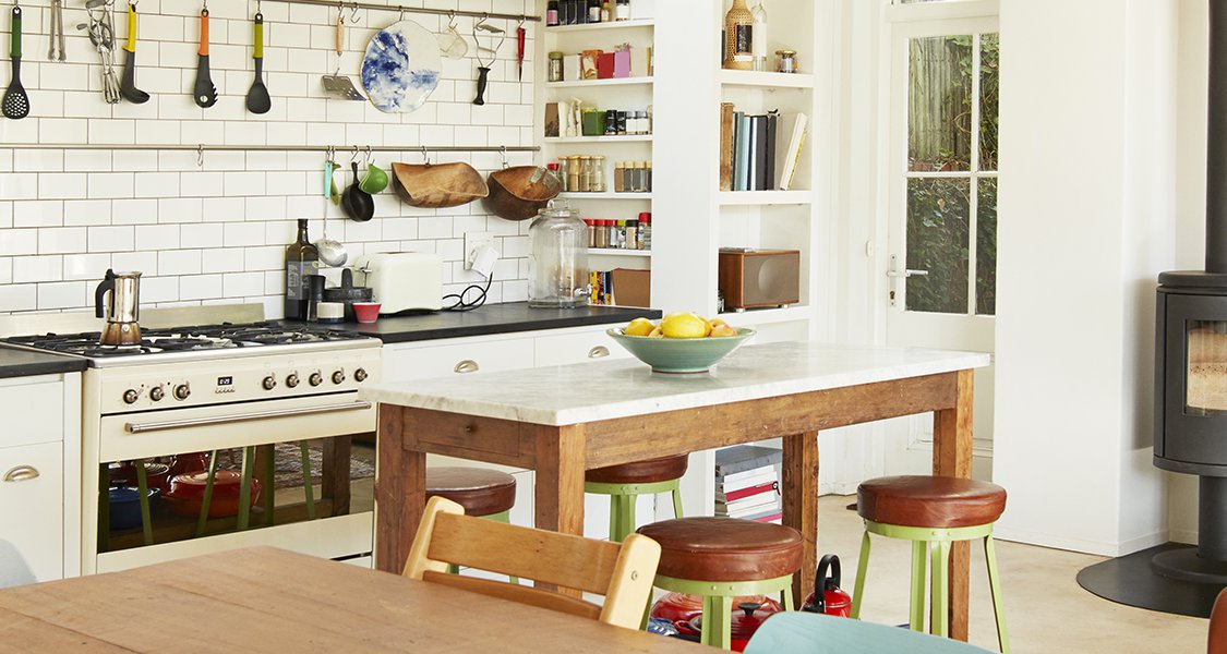 Îlot de cuisine moderne en marbre avec ustensiles suspendus