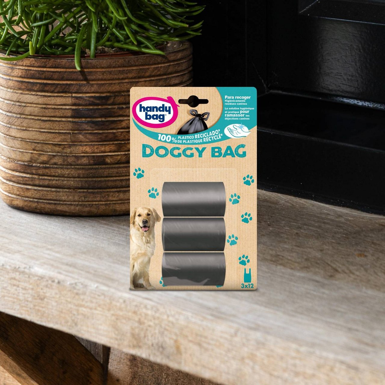 Packaging du sac poubelle Handybag Doggy Bag accroché à une porte d’entrée