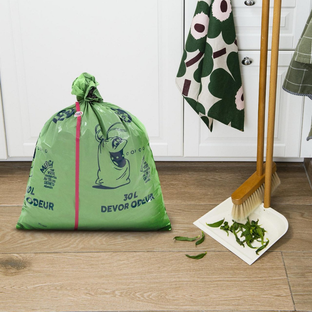 Emballage de sac poubelle Handybag devor odeur posé sur un plan de travail en cuisine