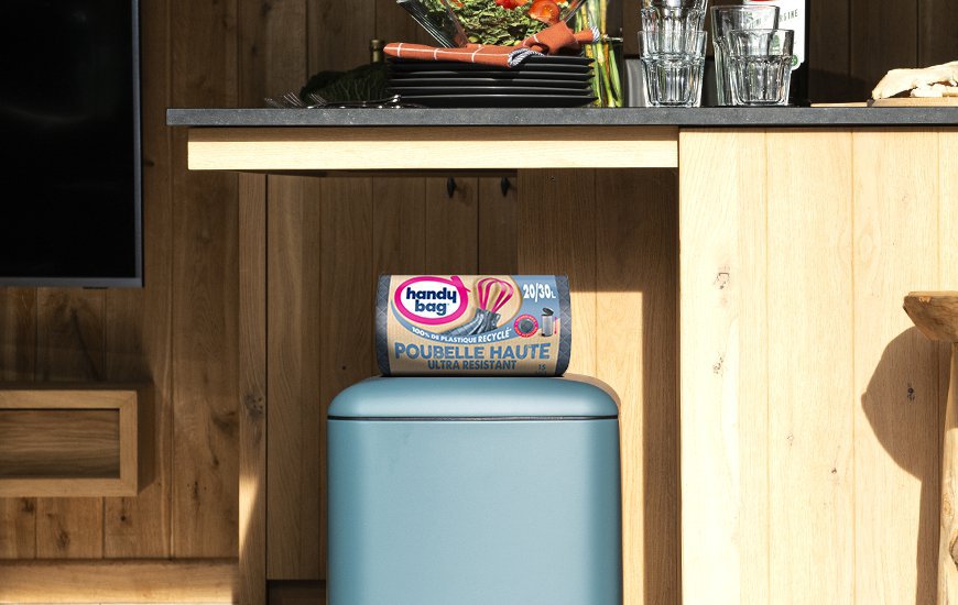 Emballage de sac poubelle Handybag posé sur poubelle bleue