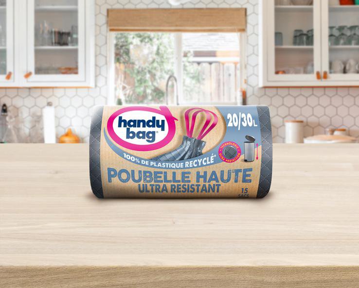Emballage de sac poubelle Handybag mis en scène dans cuisine moderne