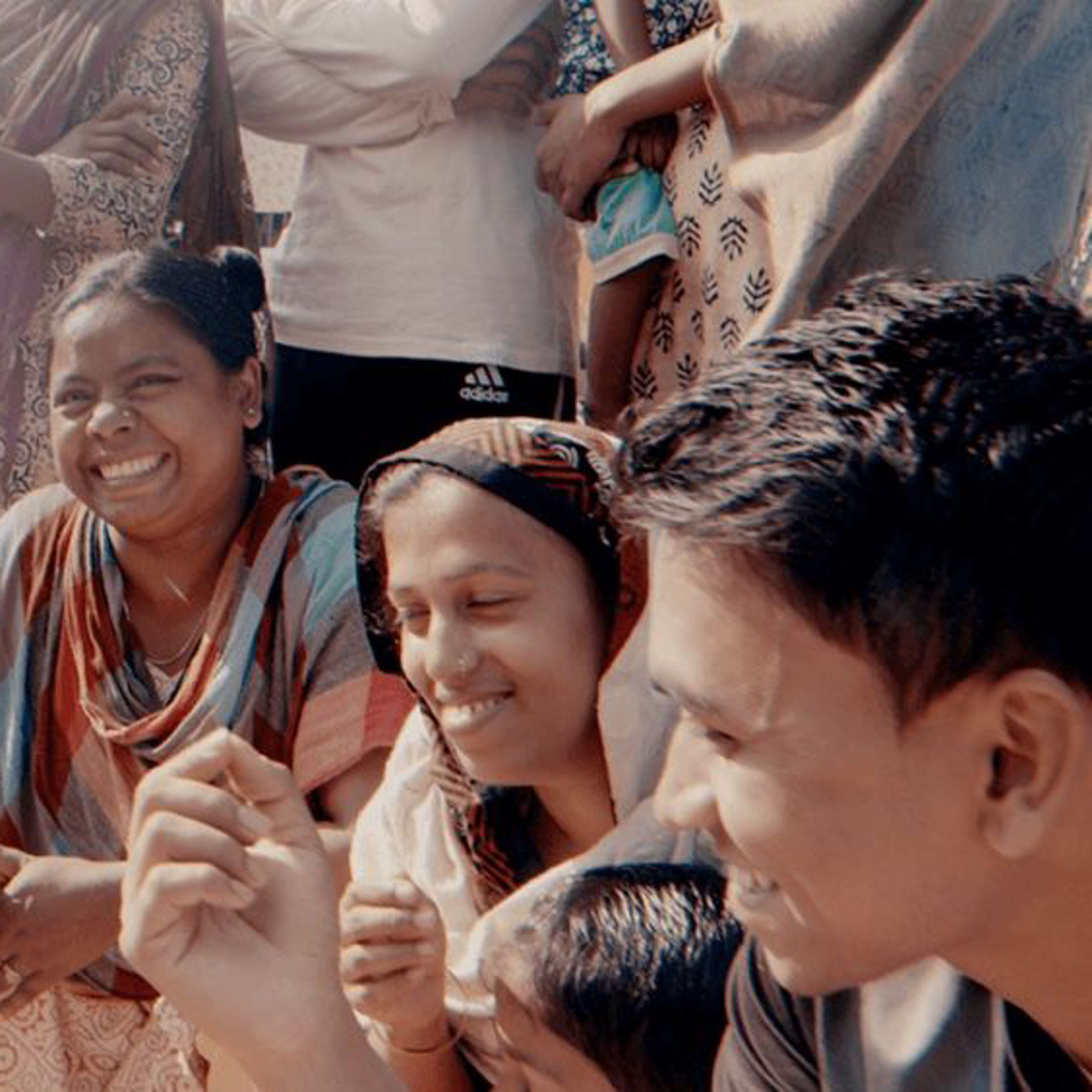 Groupe de femmes et d’enfants souriants