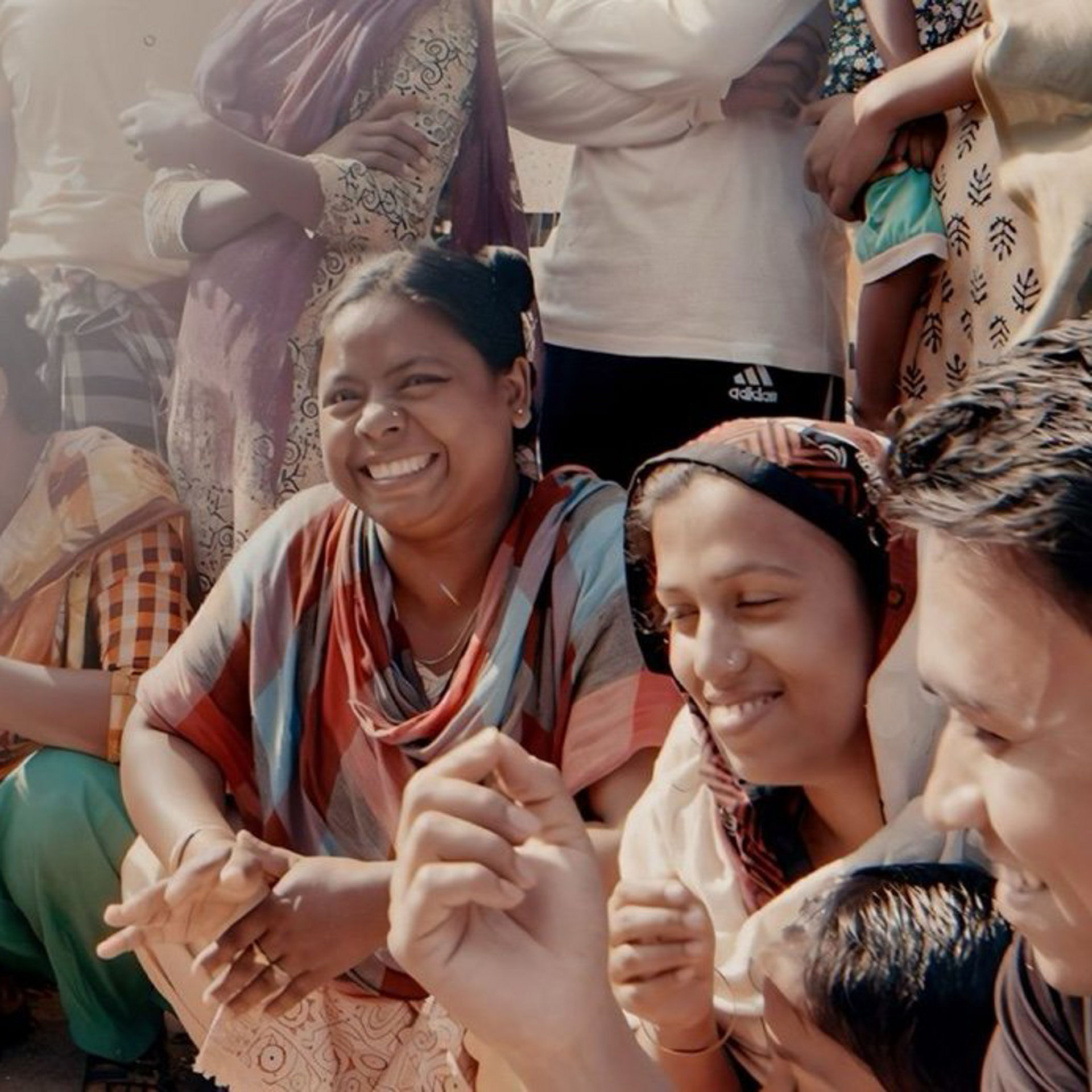 Groupe de femmes et d’enfants indiens souriants dans un village indien