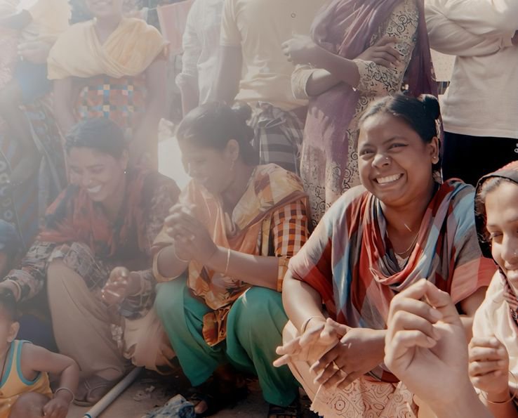 Groupe de femmes et d’enfants indiens souriants dans un village indien