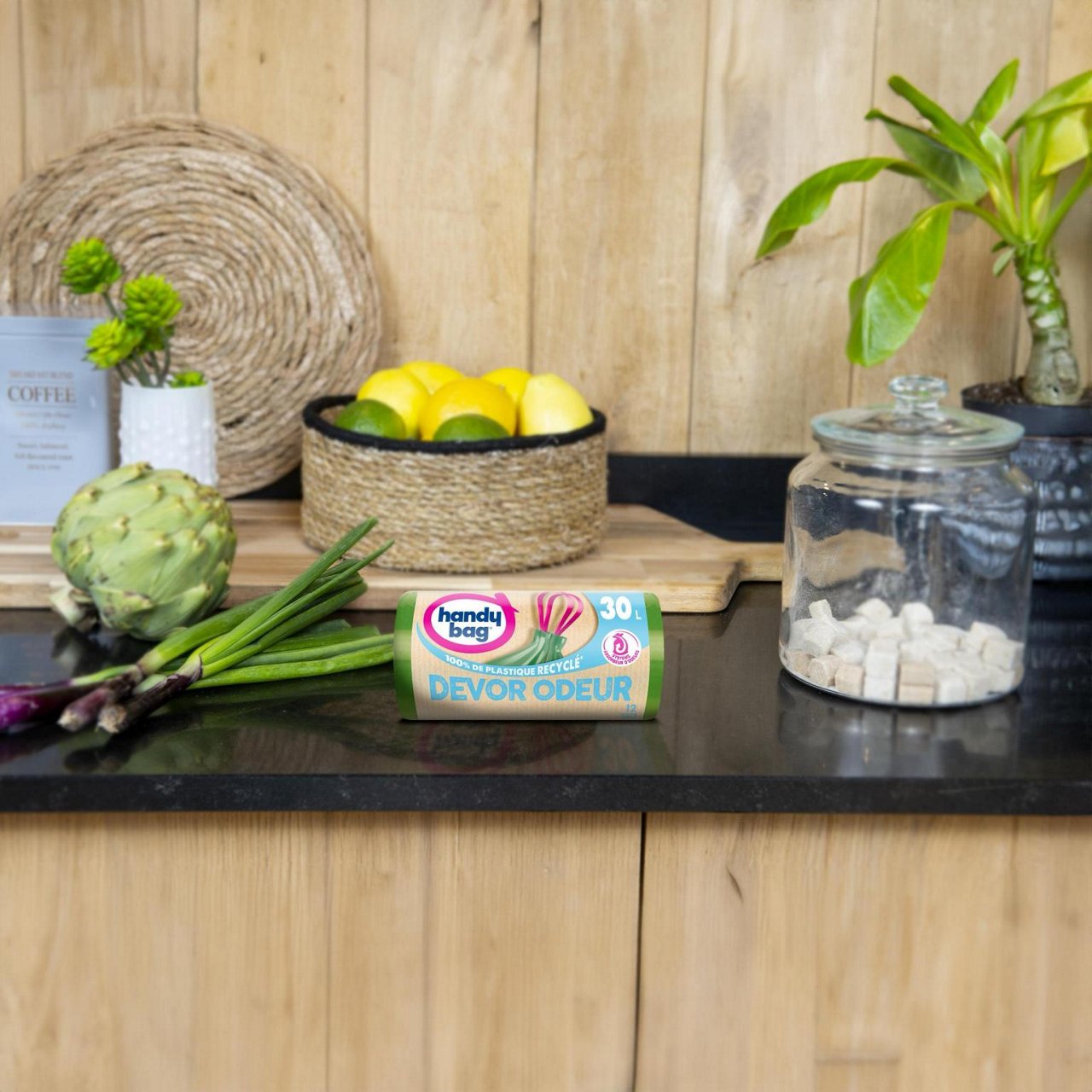 Le packaging du sac poubelle Handyba Devore Odeur est présenté sur le comptoir de la cuisine