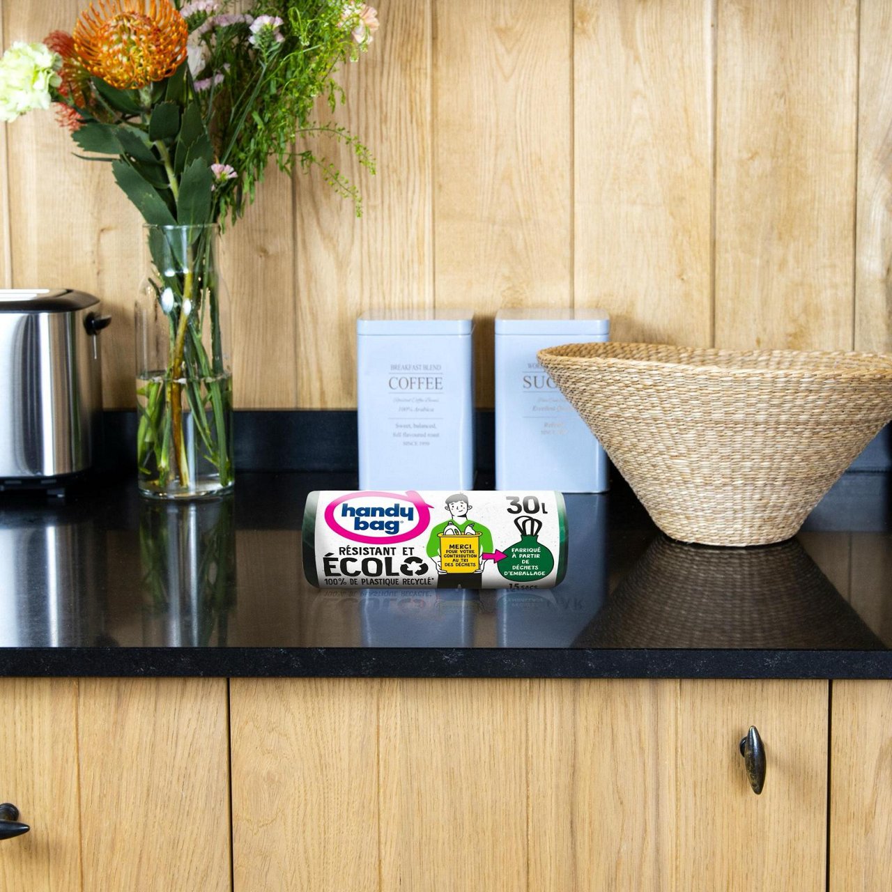 Sac poubelle Handybag écolo avec poignées coulissantes dans une ambiance de cuisine