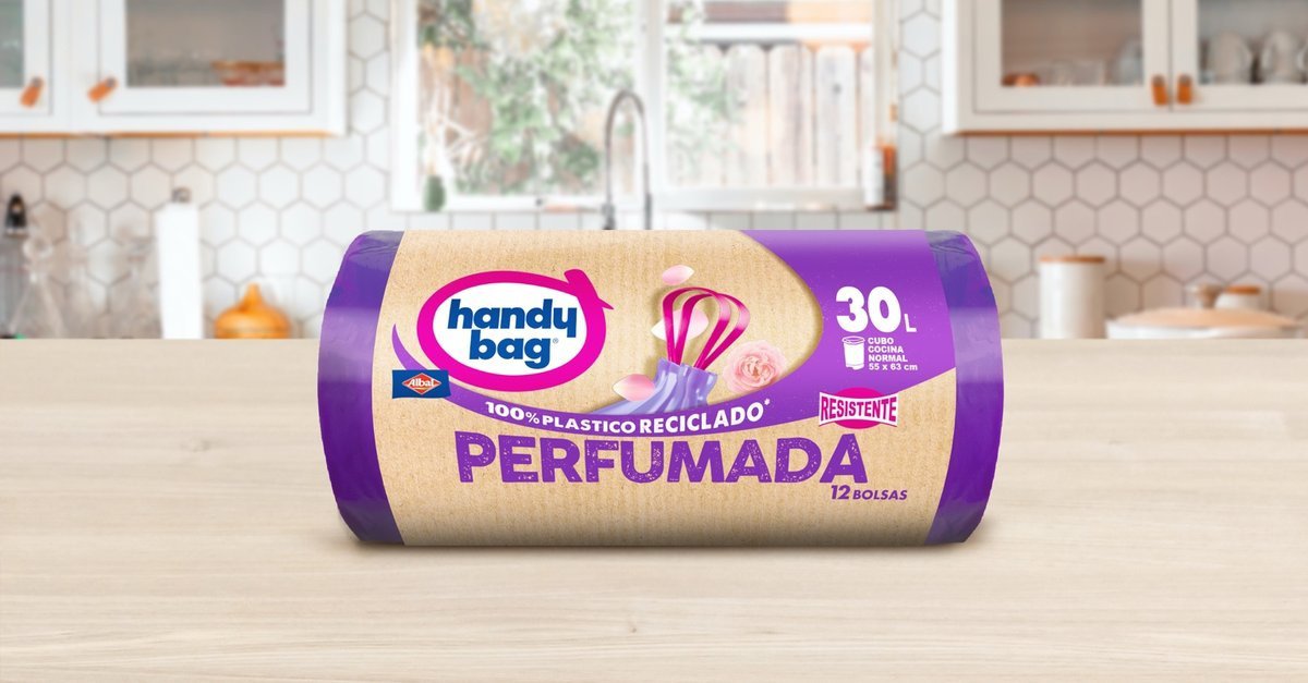 Rollo de bolsas de basura Handybag perfumadas de 30 litros sobre una encimera de cocina